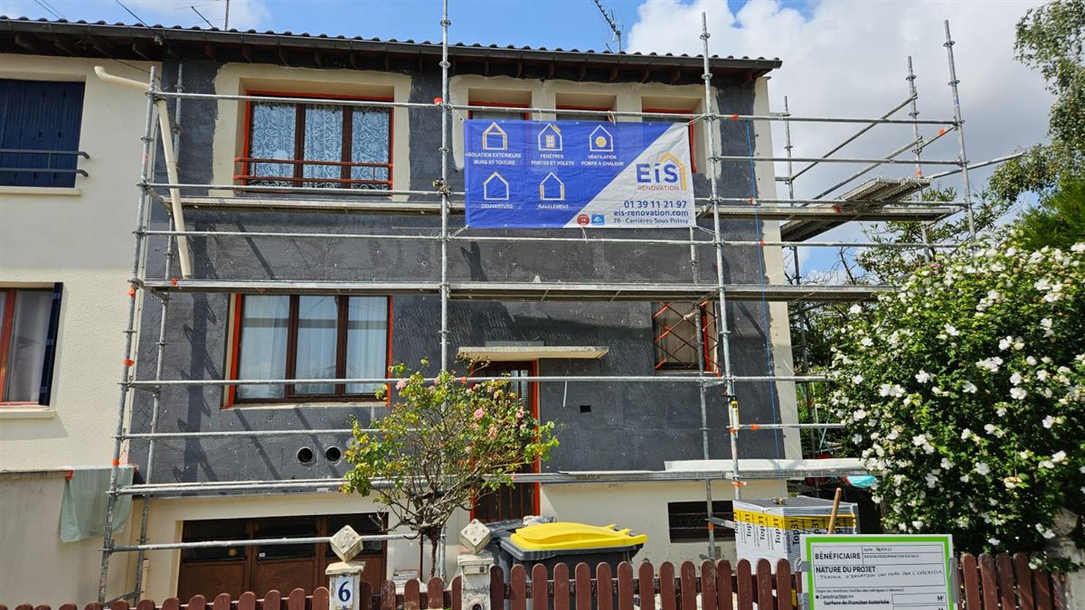 Chantier EIS Rénovation sous échafaudage, avec la bâche et le panneau de chantier