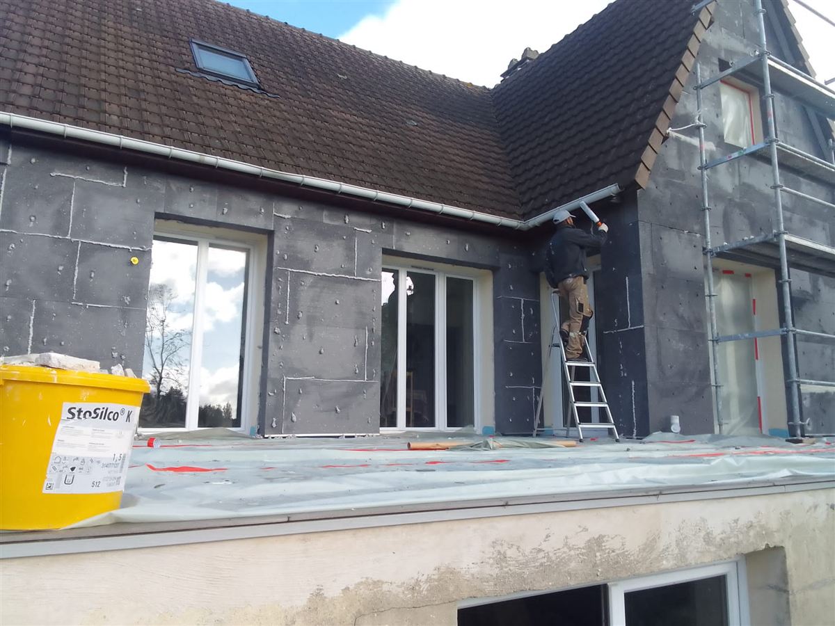 Chantier d'isolation par l'extérieur : panneaux isolants posés sur la façade d'une maison