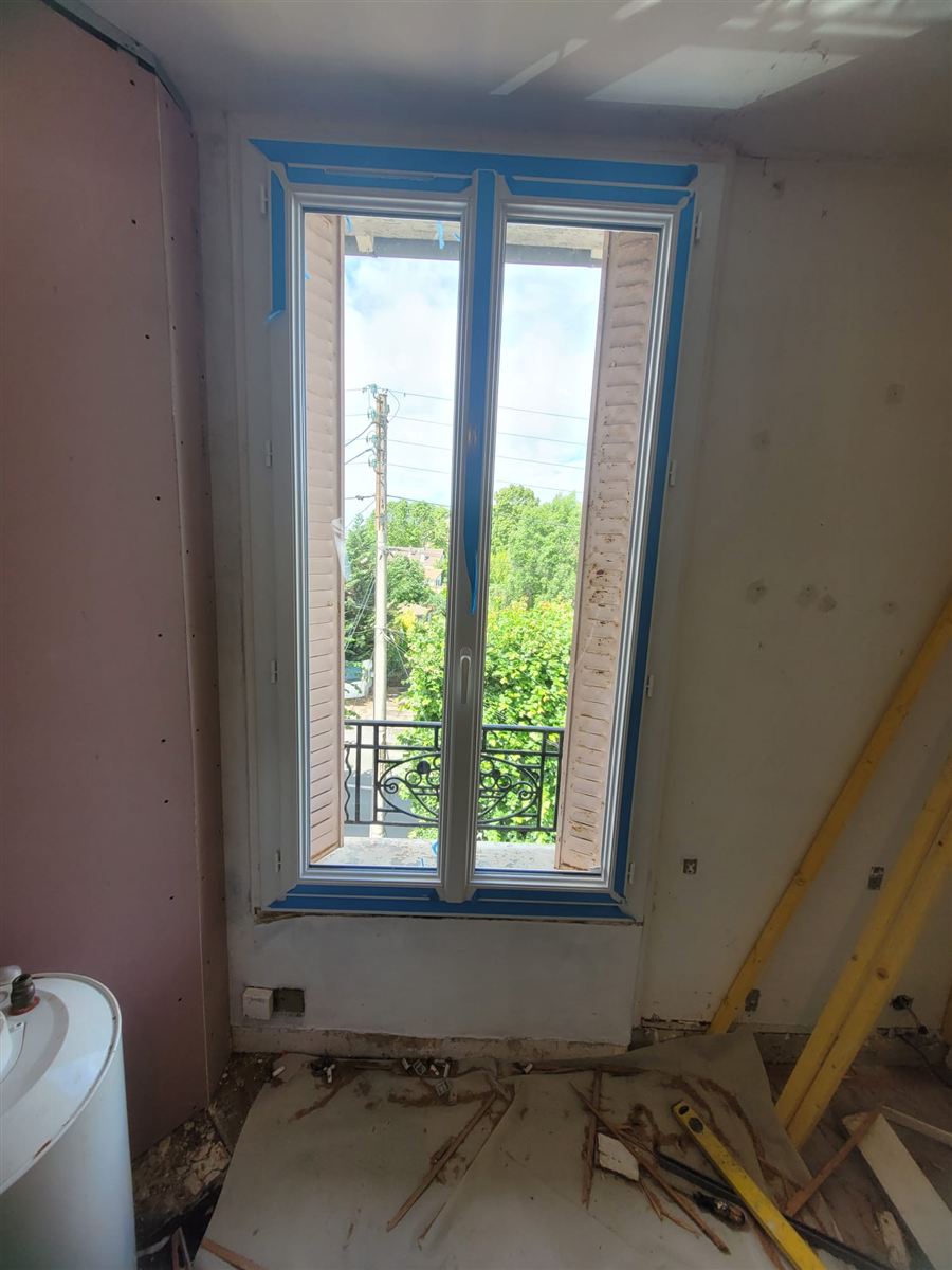 Fenêtre neuve posée pendant une rénovation, habillage intérieur en cours