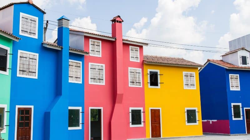 Des maisons accolées après des travaux de ravalement