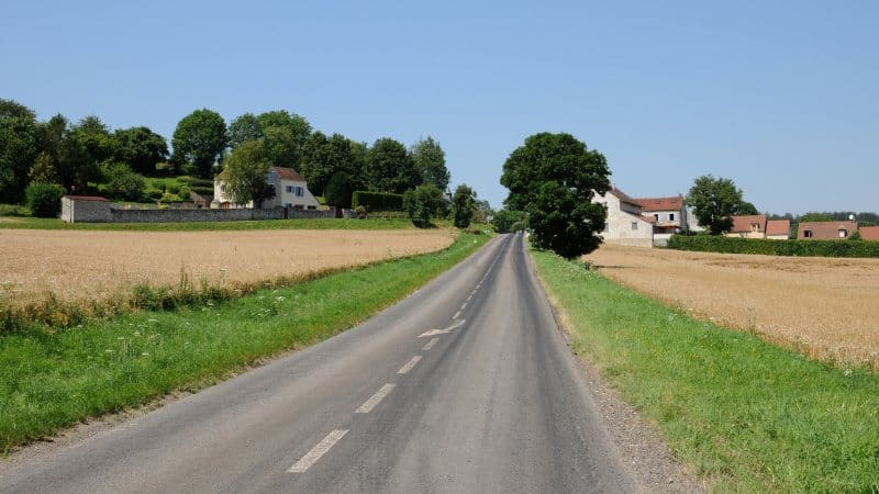 Des maisons exposées à la pollution routière à l'entrée du village de Sailly dans le département des Yvelines