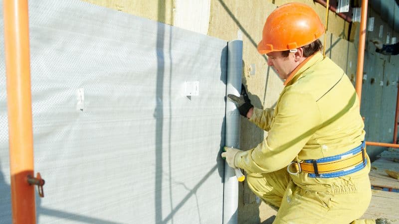 Des travaux d'isolation dans le cadre d'un ravalement de façade
