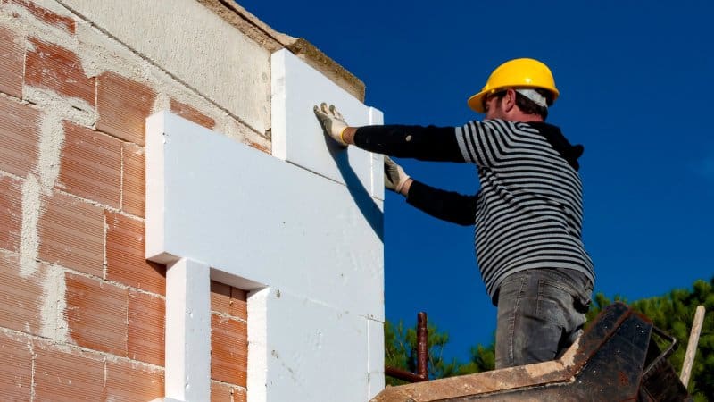 Des travaux d'isolation thermique par l'extérieur dans le cadre d'un ravalement