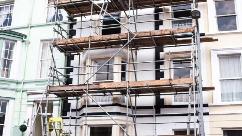 La mise en place d'un chantier de ravalement d'une maison