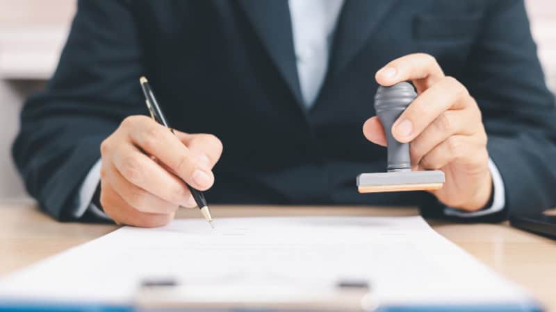 La signature d'une autorisation de ravalement