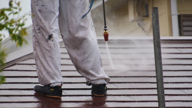 Le nettoyage final avec des travaux de ravalement de façade
