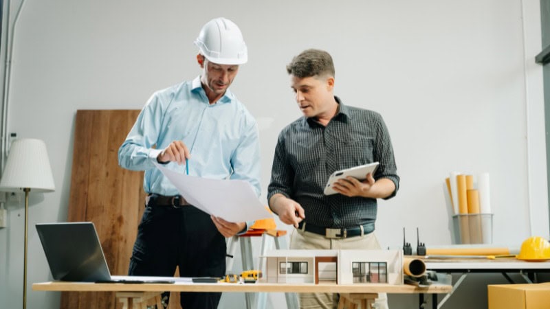 Un entrepreneur et un client qui voient ensemble le PLU de Taverny