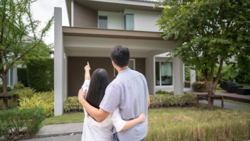 Un jeune couple qui vient d'acheter une maison après son ravalement
