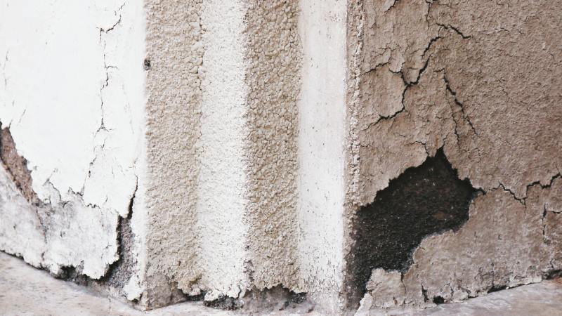 Un mur extérieur qui a besoin d'un ravalement