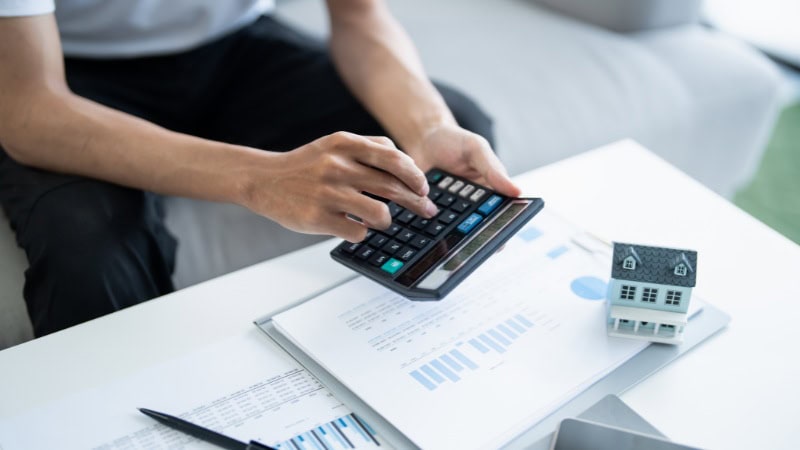 Un professionnel qui évalue le prix d'un projet de ravalement d'une maison