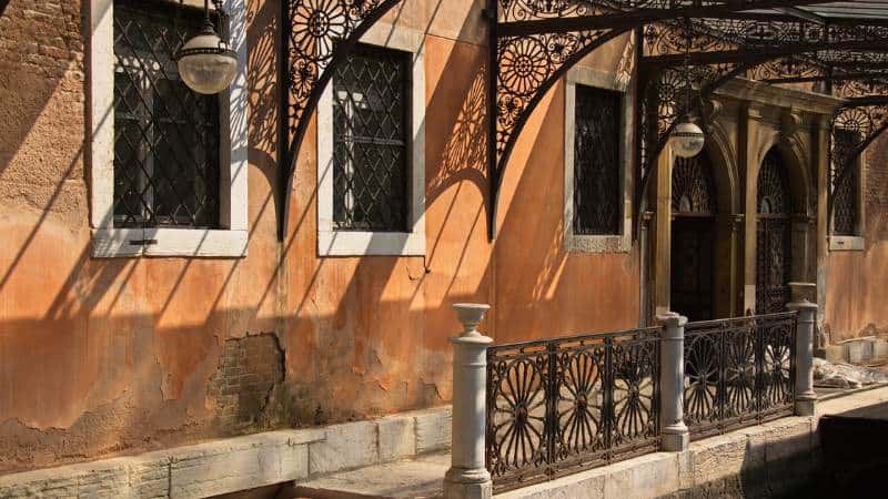 Une façade encrasée d'une maison pavillonnaire dans les Yvelines