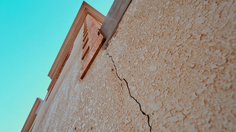 Une maison avec des fissures qui a besoin d'un ravalement
