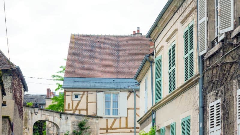 Des façades de maison exposées à la pollution