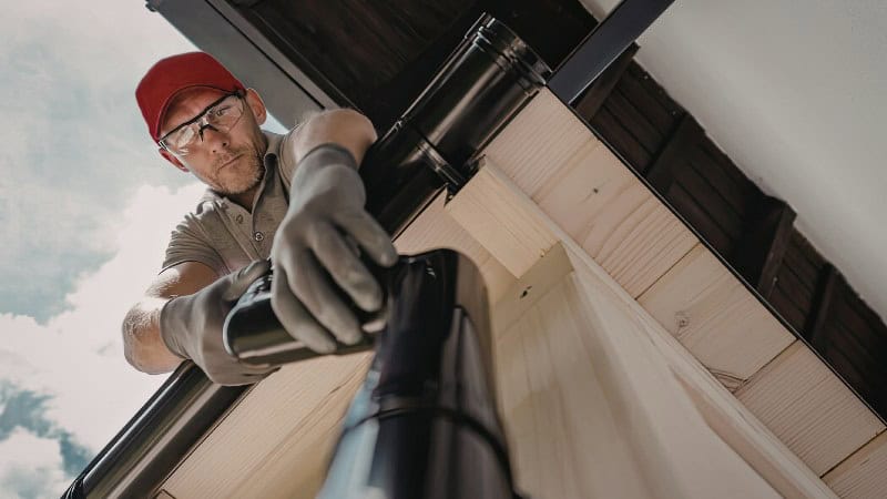 Des travaux d'entretien extérieur d'une maison