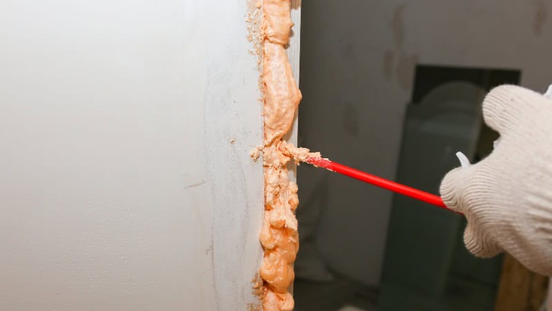 Des travaux d'isolation d'une maison avant un ravalement