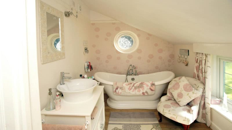 Un comble aménagé en salle de bain après une rénovation de toiture par un couvreur professionnel