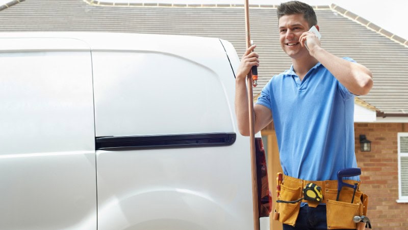 Un couvreur au téléphone avec un client qui a une urgence de toiture