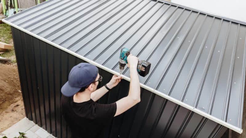 Un couvreur qui fait la toiture d'un abri