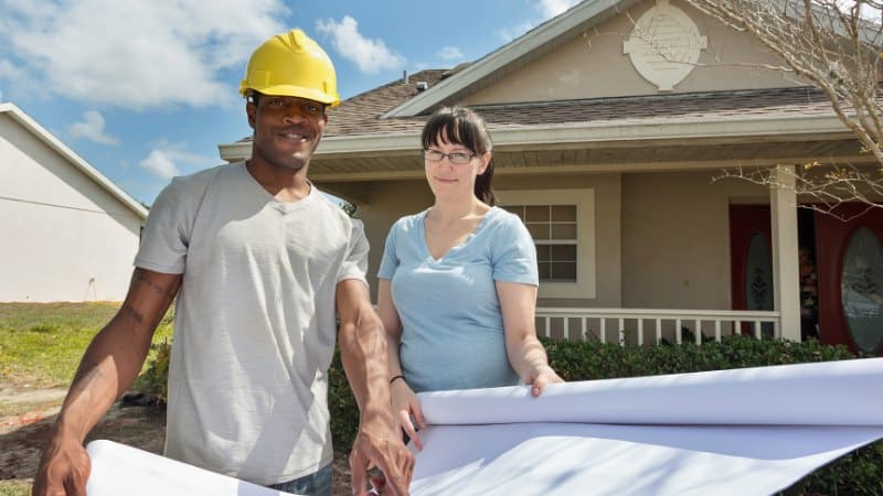 Un expert en toiture qui conseille une cliente
