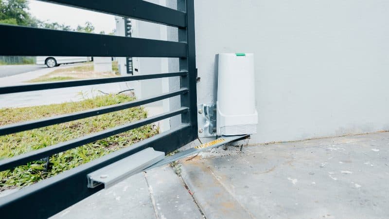Un portail à ouverture connectée et contrôlée à distance