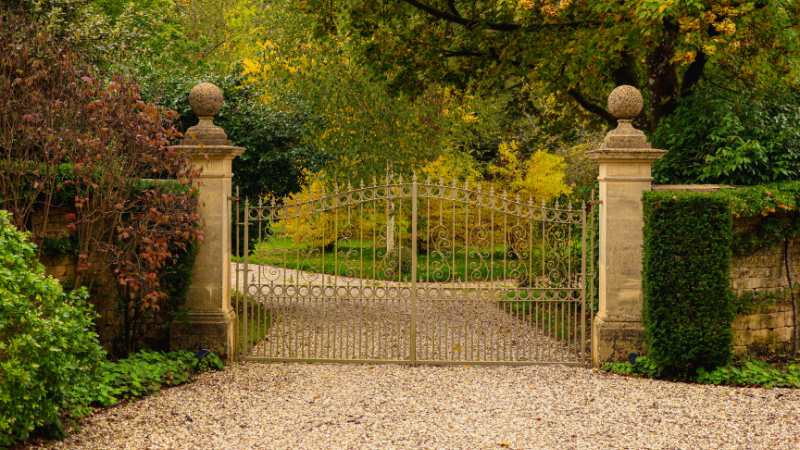 Un portail en harmonie avec le jardin intérieur d'une propriété
