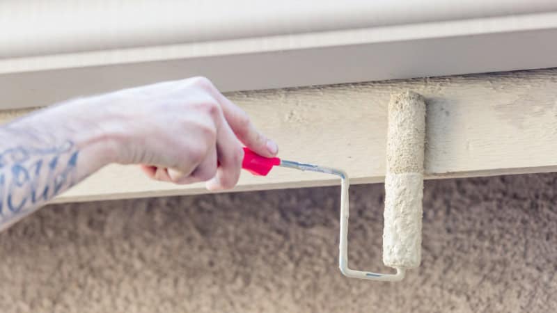 Un professionnel en ravalement de façade en plein travail