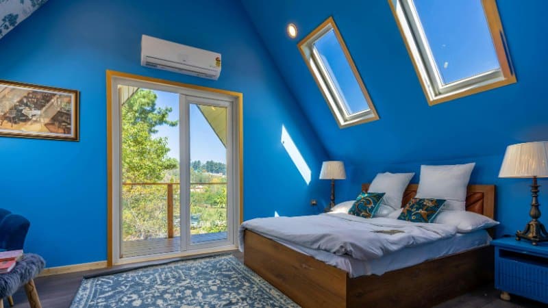 Une chambre avec des fenêtres de toit