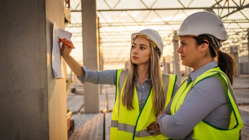 Une cliente avec une femme cheffe d'équipe de couvreurs