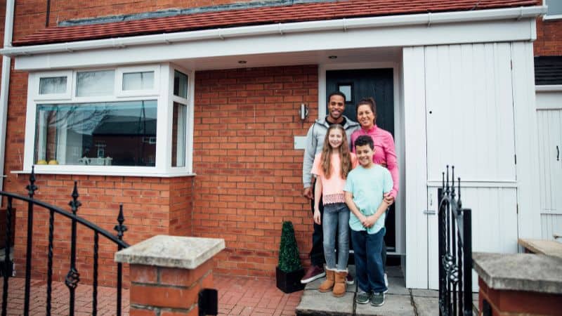 Une famille bien protégée derrière le portail de leur maison