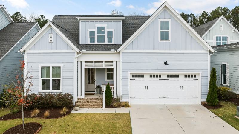 Une maison avec une chambre au dessus d'un garage