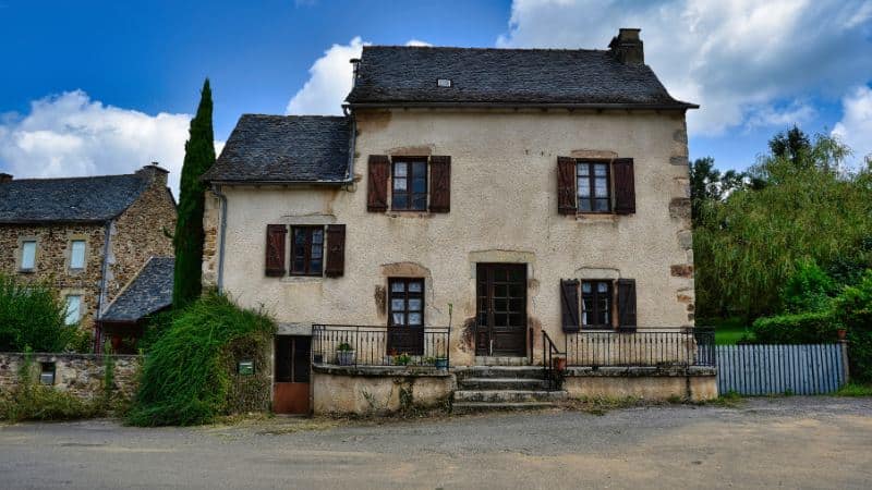 Une maison française ancienne qui a besoin d'un ravalement