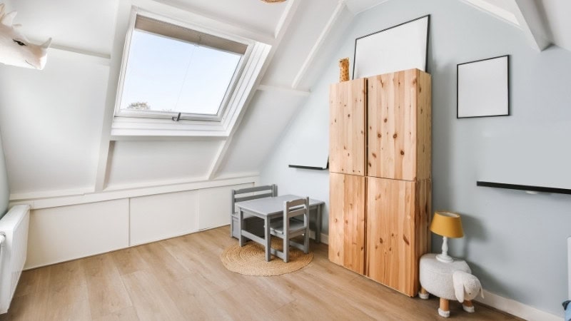 Un comble avec suffisamment de lumière grâce à un velux large