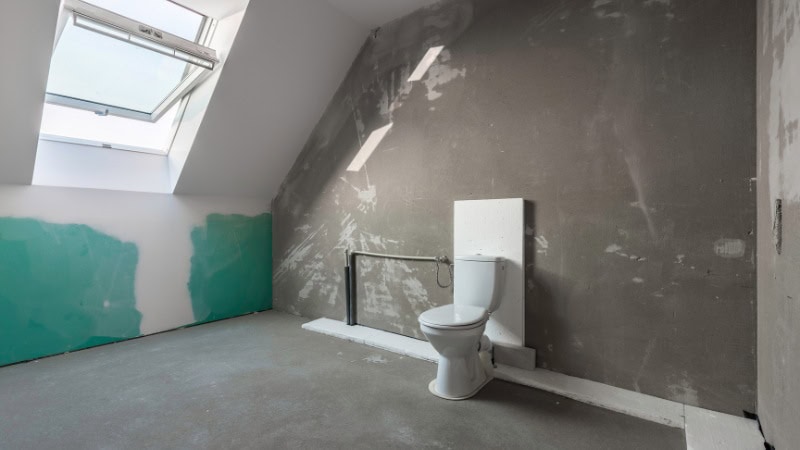 Un comble avec vélux aménagé en toilettes