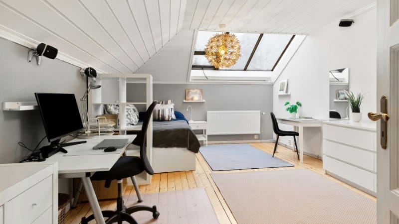 Un large espace de vie bien éclairé grâce à des velux