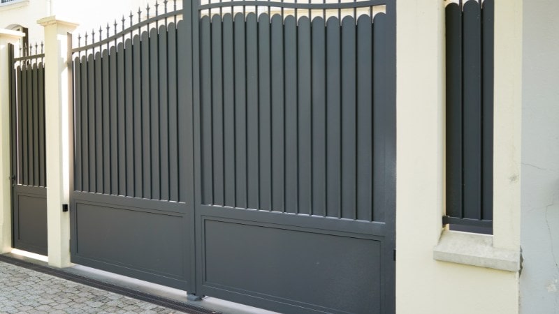 Un portail battant compact au vantaux courts