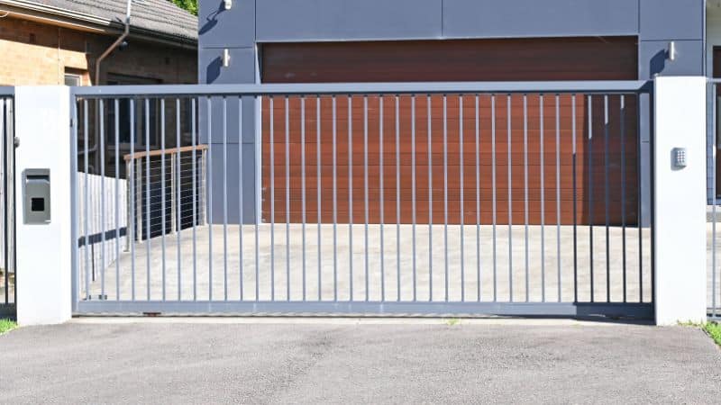 Un portail coulissant permettant d'accéder à une propriété