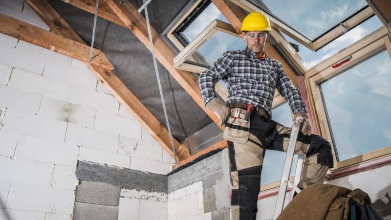 Un professionnel en pose de velux
