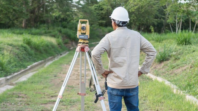 Une étude du terrain avant d'installer un portail