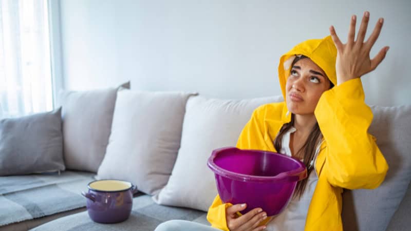 Une femme qui a besoin d'un couvreur
