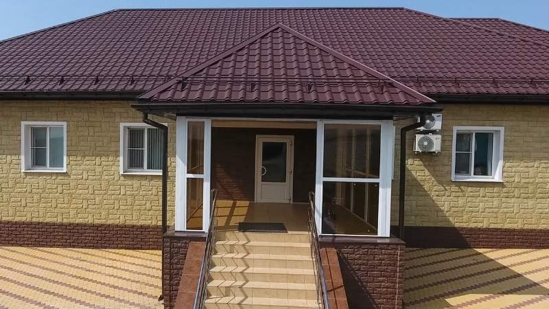 Une maison avec à une toiture récemment rénovée à Chaville