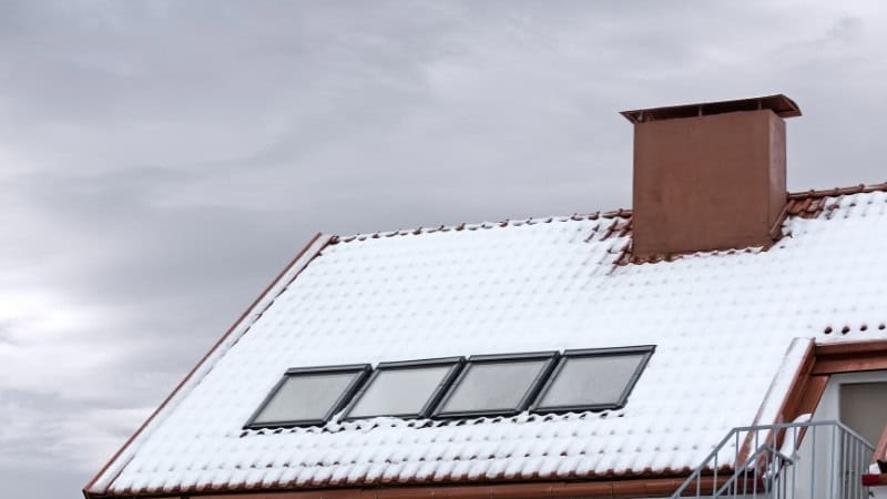 Une maison avec plusieurs velux en hiver