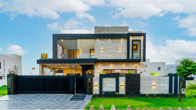 Une maison moderne avec une allée en pente dans le 95