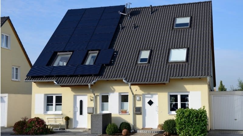 Une maison pavillonnaire avec des velux
