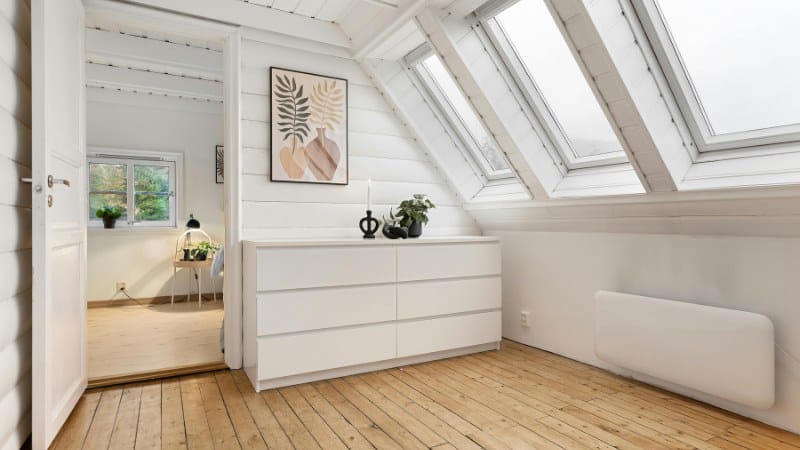 Une pièce avec velux