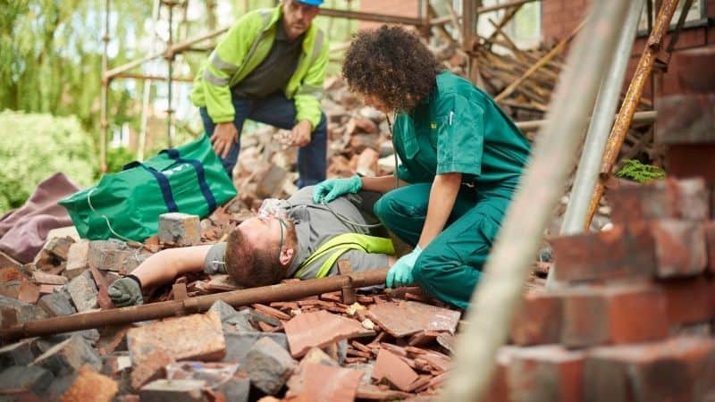 Un accident de chantier impliquant un membre d'une équipe de couvreurs