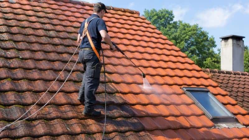 Un entretien de toiture par un professionnel