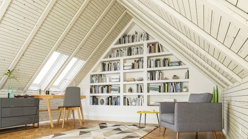 Un espace bas de plafond aménagé en pièce de vie avec des velux
