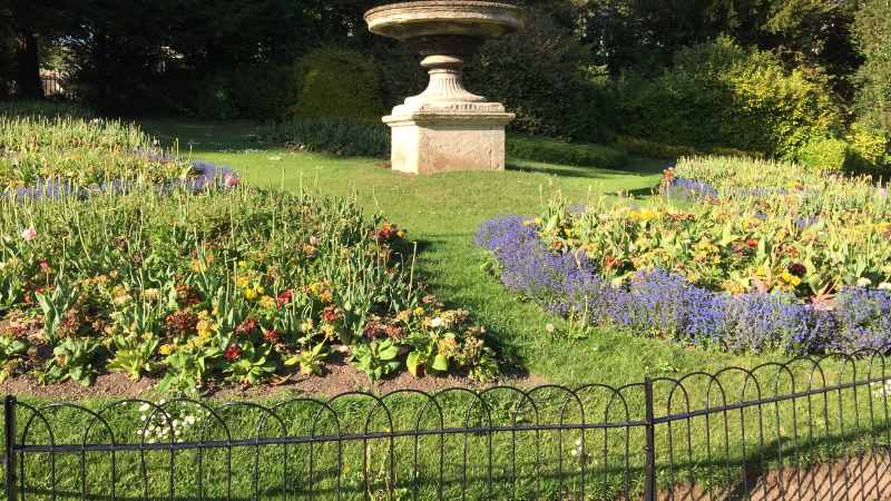 Un jardin cloturé dans le Val d'Oise