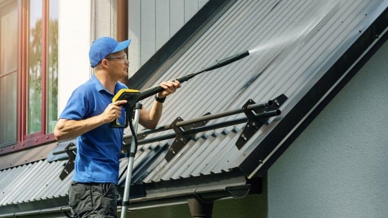 Un nettoyage de toiture assuré par un pro