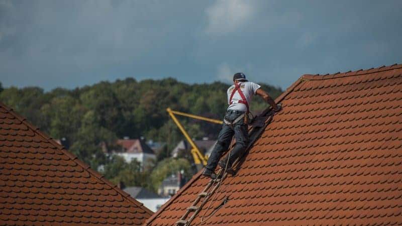 Un professionnel qui évalue la toiture d'une maison